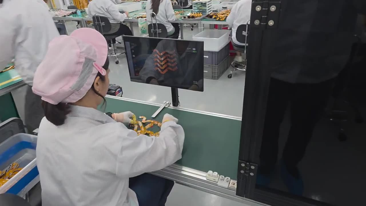 삼기 FPC 검사 라인 — 컨베이어 위 FPC를 스마트폰 검사기가 판정하고, 앱이 테이프 불량과 QR 코드를 읽는 화면